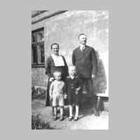019-0005 Frieda und Emil Skrey mit ihren Soehnen Martin und Harry in Fuchshuegel vor dem Haus..jpg